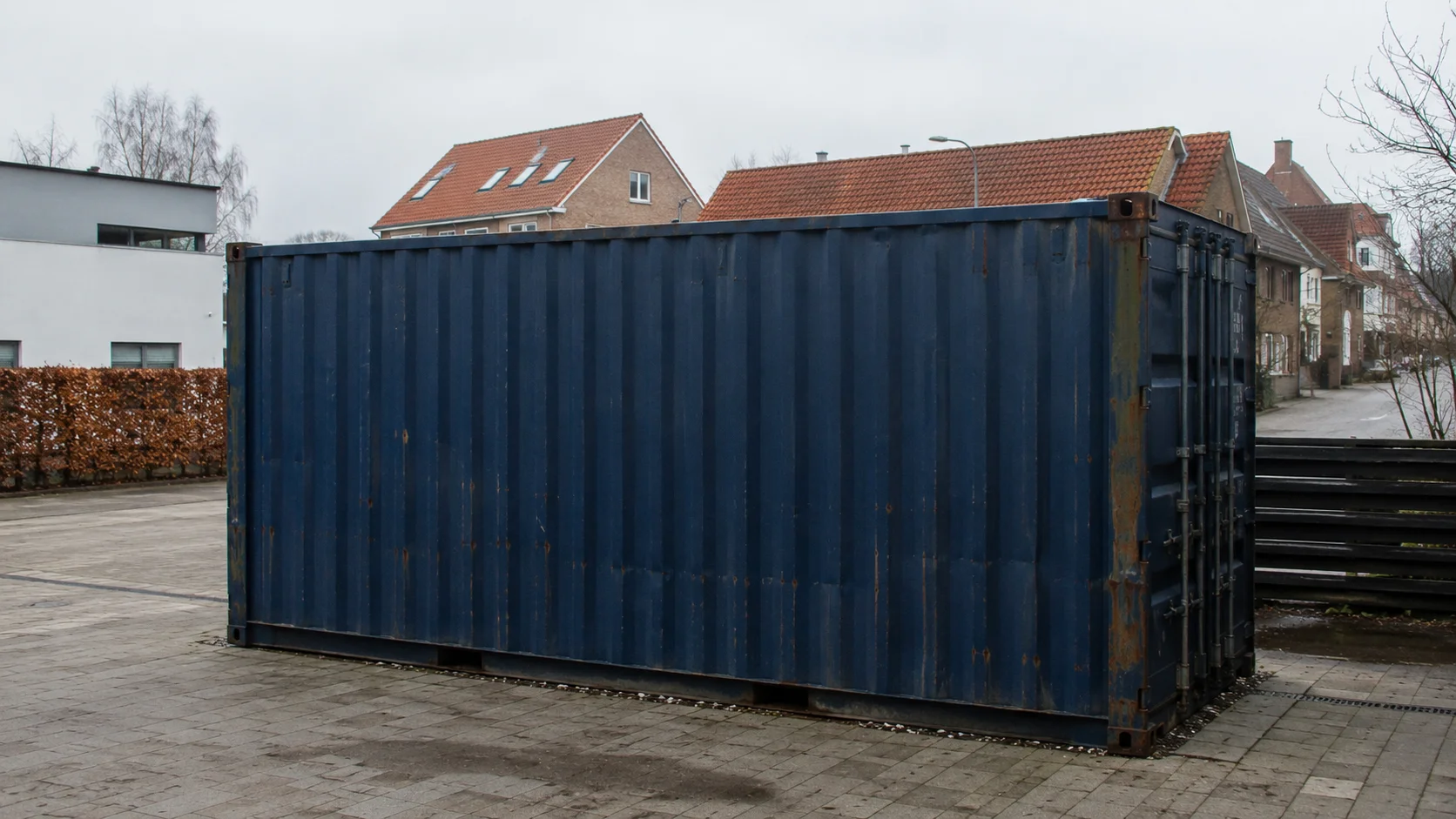 Container placeret på fast underlag på en privat grund i byzone, til artikel om byggetilladelse og regler