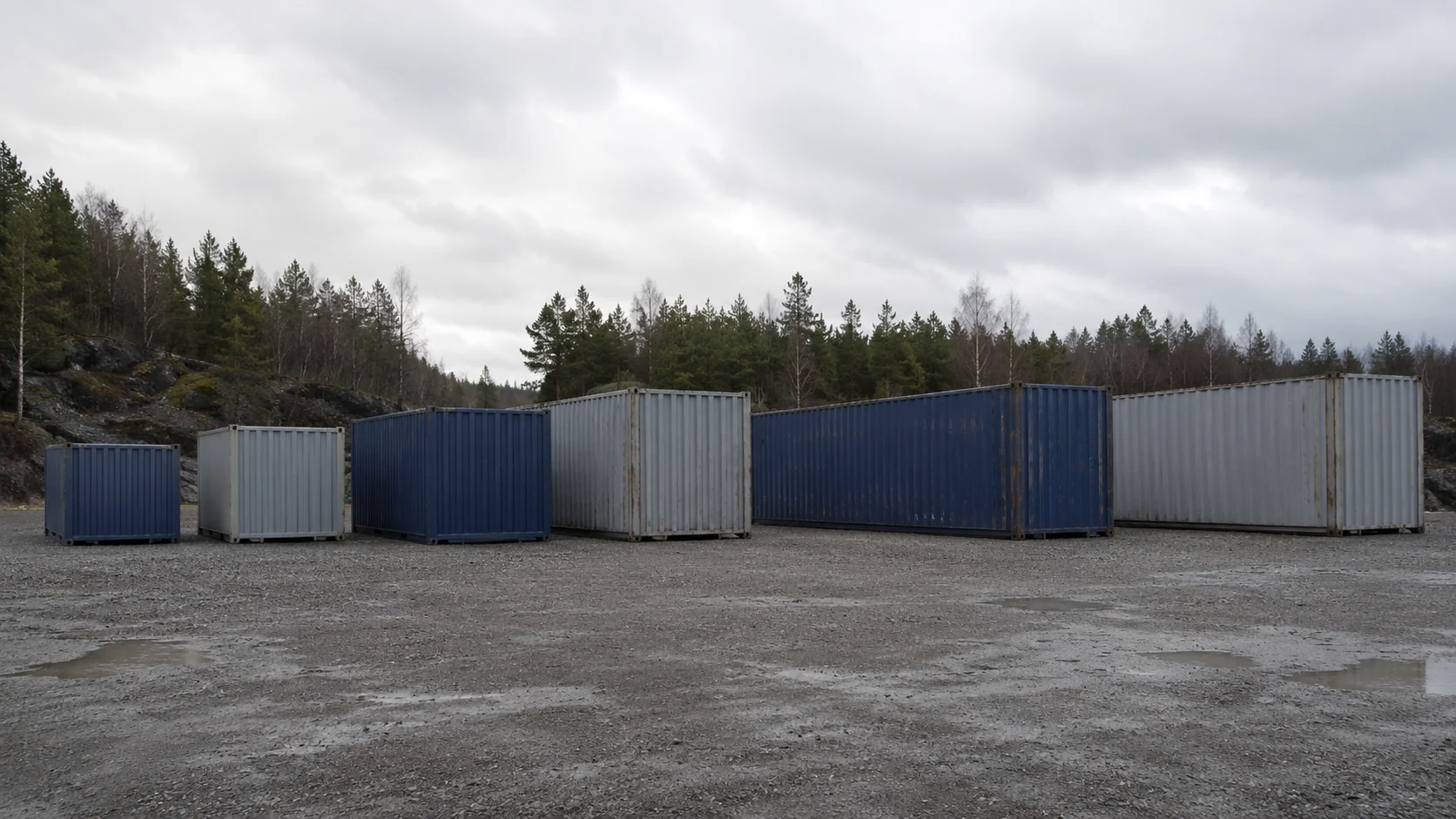 Seks containerstørrelser fra 8 til 40 fods opstillet side om side på grus til sammenligning